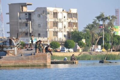 バスラの釣りをする市民