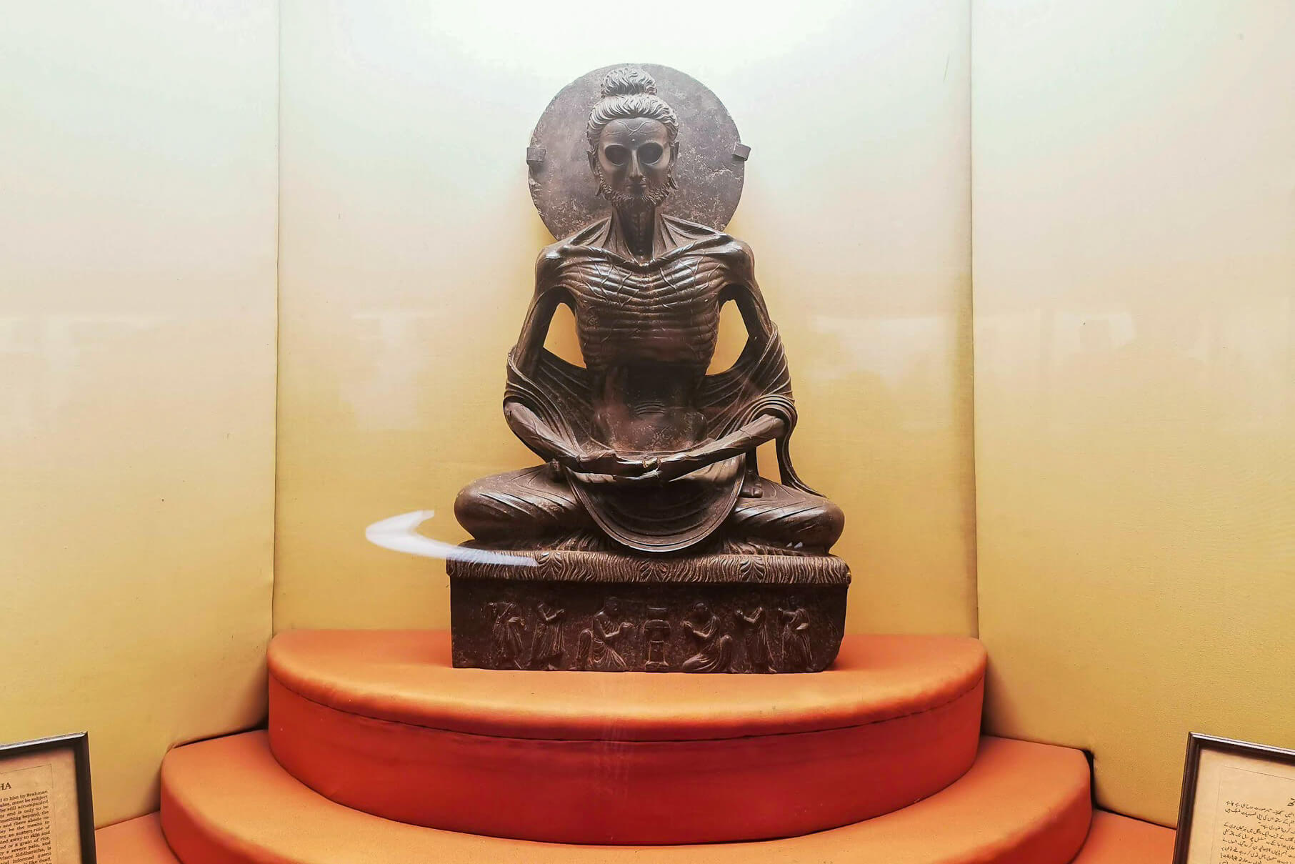 断食する仏陀象