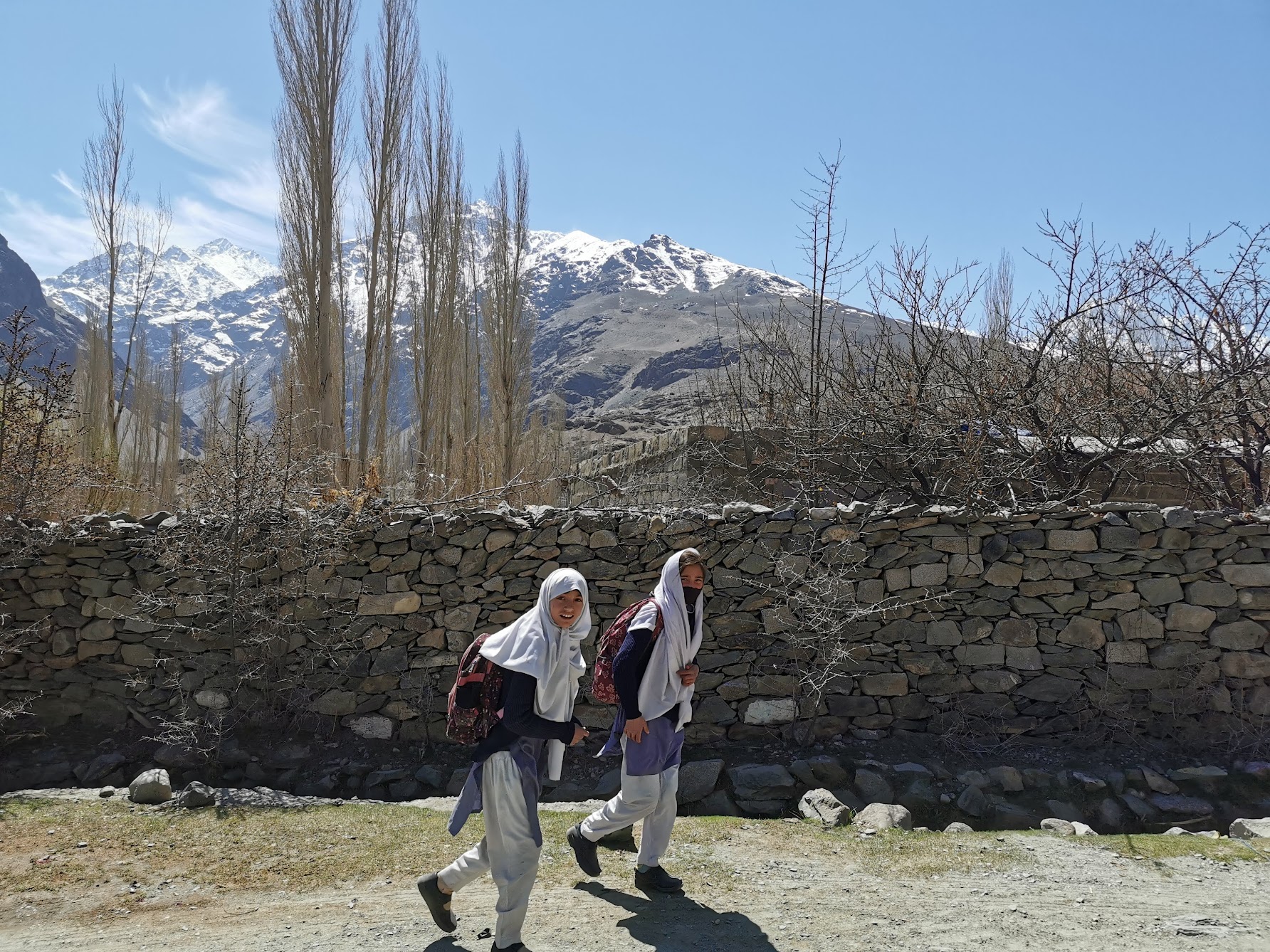 パキスタン北部の道を歩く学生