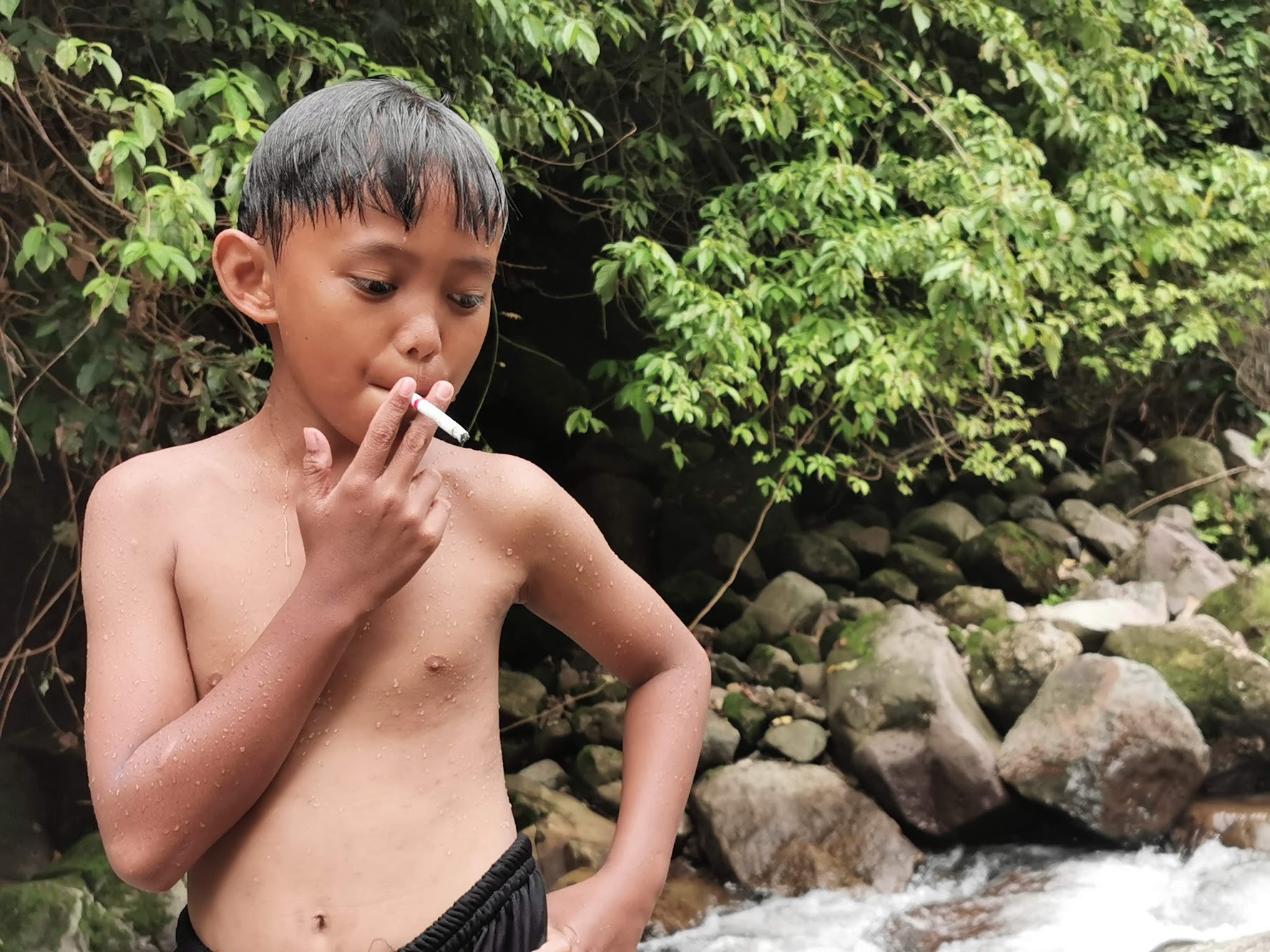 インドネシアでタバコを吸う子供